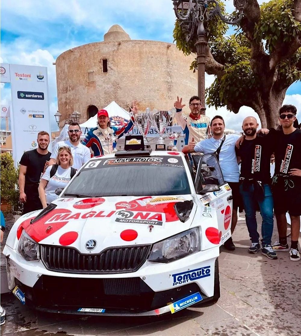 MaglionaMS-Pisano-a-sx-e-Mannu-a-dx-festeggiati-dalla-squadra-al-Rally-Asinara-2023