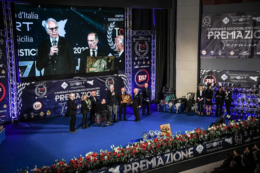 Consegna-Premio-Vaccarella-a-Presidente-CONI