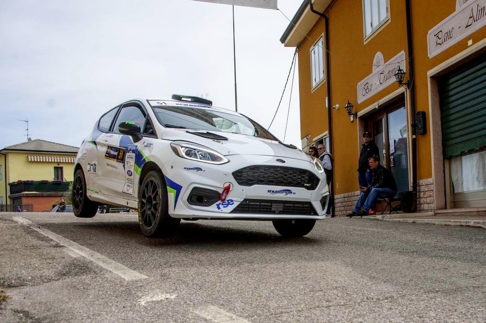 I-fratelli-Riccardo-e-Federico-Bicego-in-azione-con-la-Ford-Fiesta-Rally4